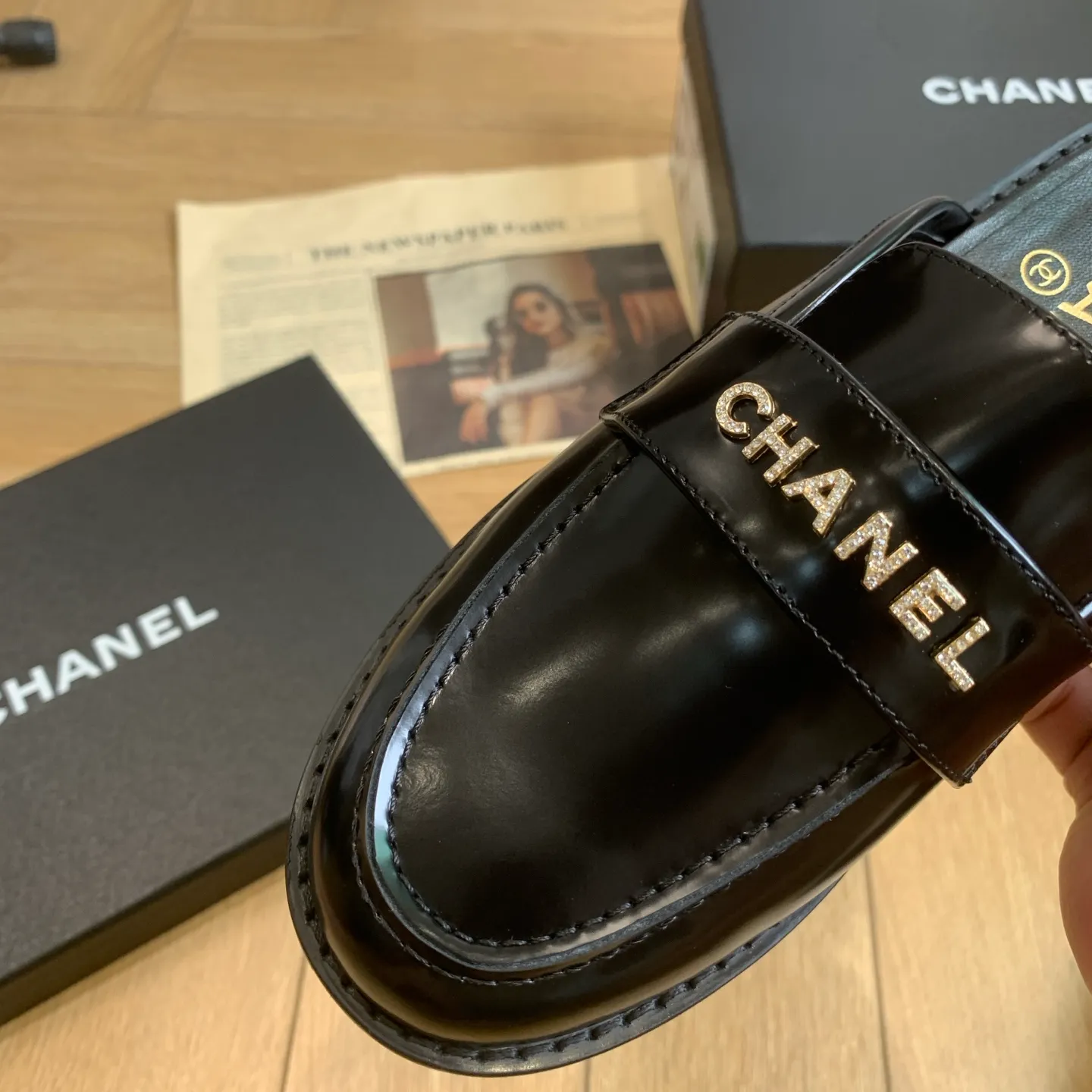 👟👟Ex-factory price 600👟👟 🍀2025 spring and summer new Chanel Chanel small diamond buckle monogram Loaf lazy half-slippers, which can be worn all year round. No matter when you wear them, they are very high-end and durable. You can attract attention when shopping on the street! Easily travel between commuting and leisure occasions, becoming a carefree fashionable and elegant woman ~ Upper: cowhide/butter Lining: lambskin Sole: Italian genuine leather outsole Size: 35-39 (40/41 customized, non-refundable and non-exchangeable